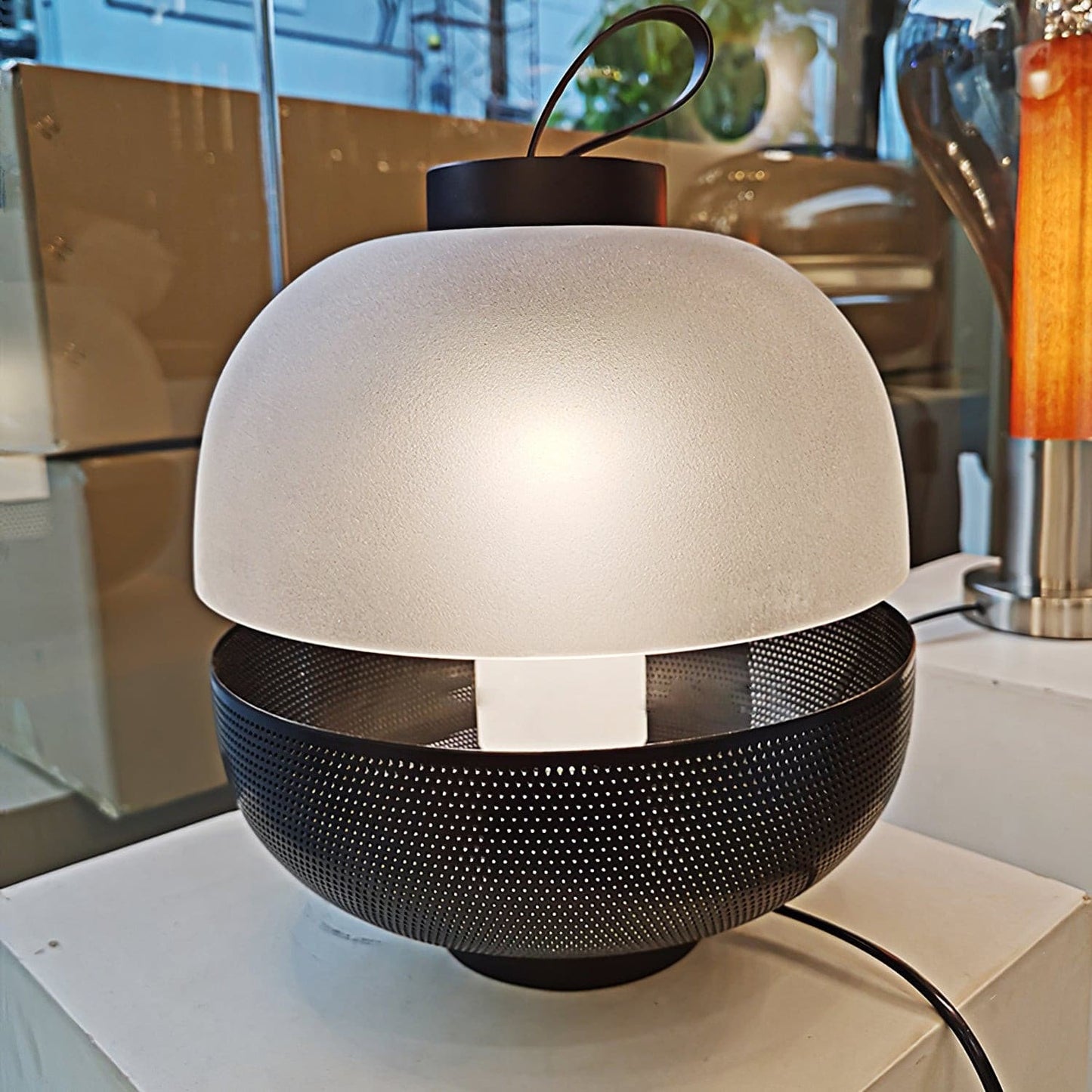 CenturyLuxe - Bordlampe med luksuriøst design og intim belysning