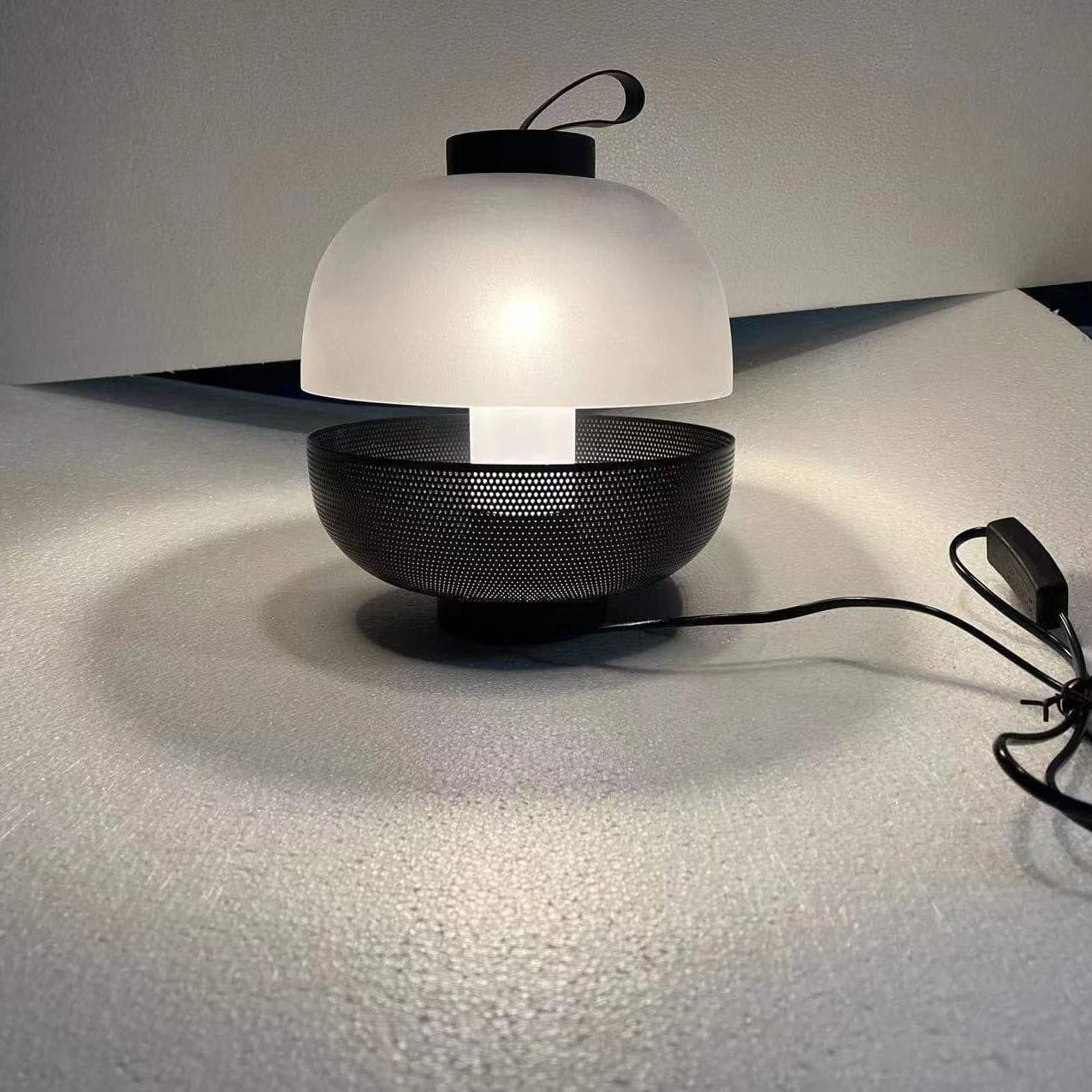 CenturyLuxe - Bordlampe med luksuriøst design og intim belysning