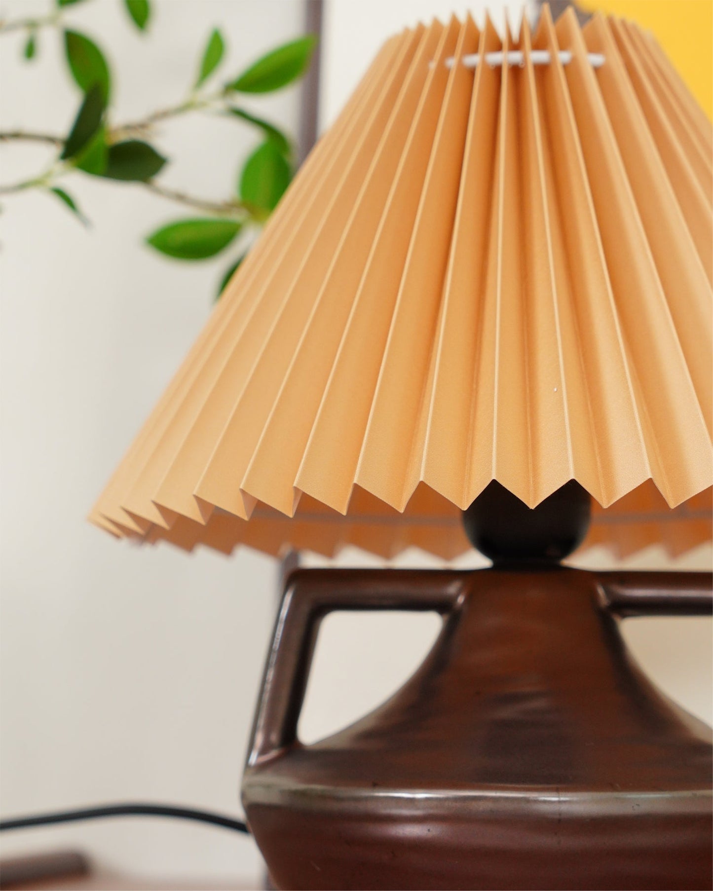NaviaGlow - Table Lamp with Pleated Shade and Soft Light Diffusion