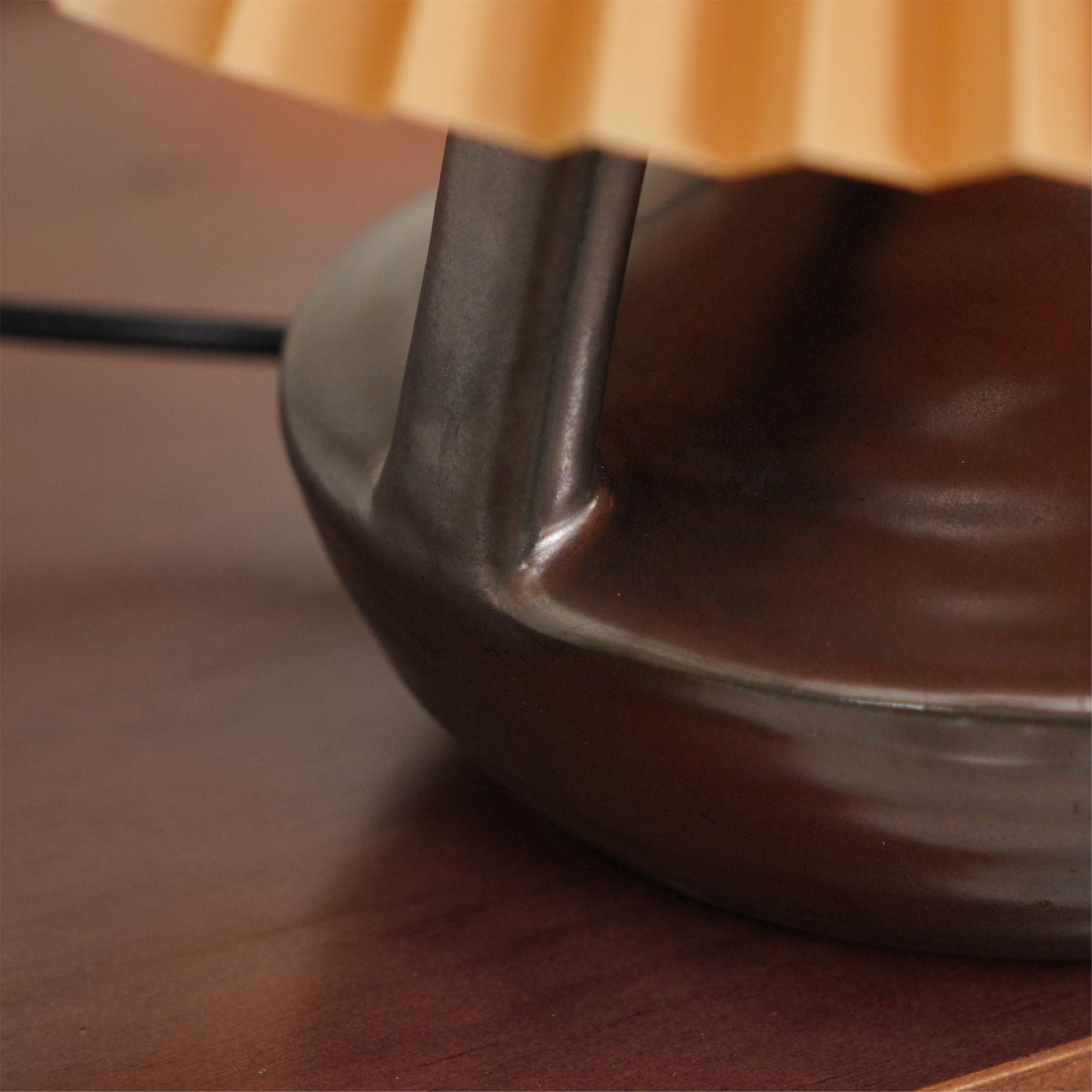 NaviaGlow - Table Lamp with Pleated Shade and Soft Light Diffusion
