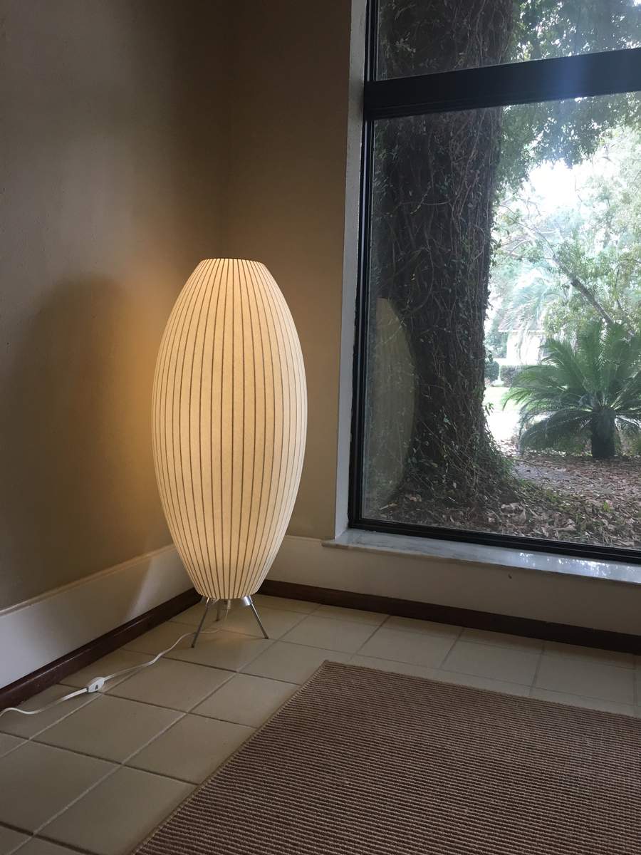 NelsonGlow - Tripod Table Lamp