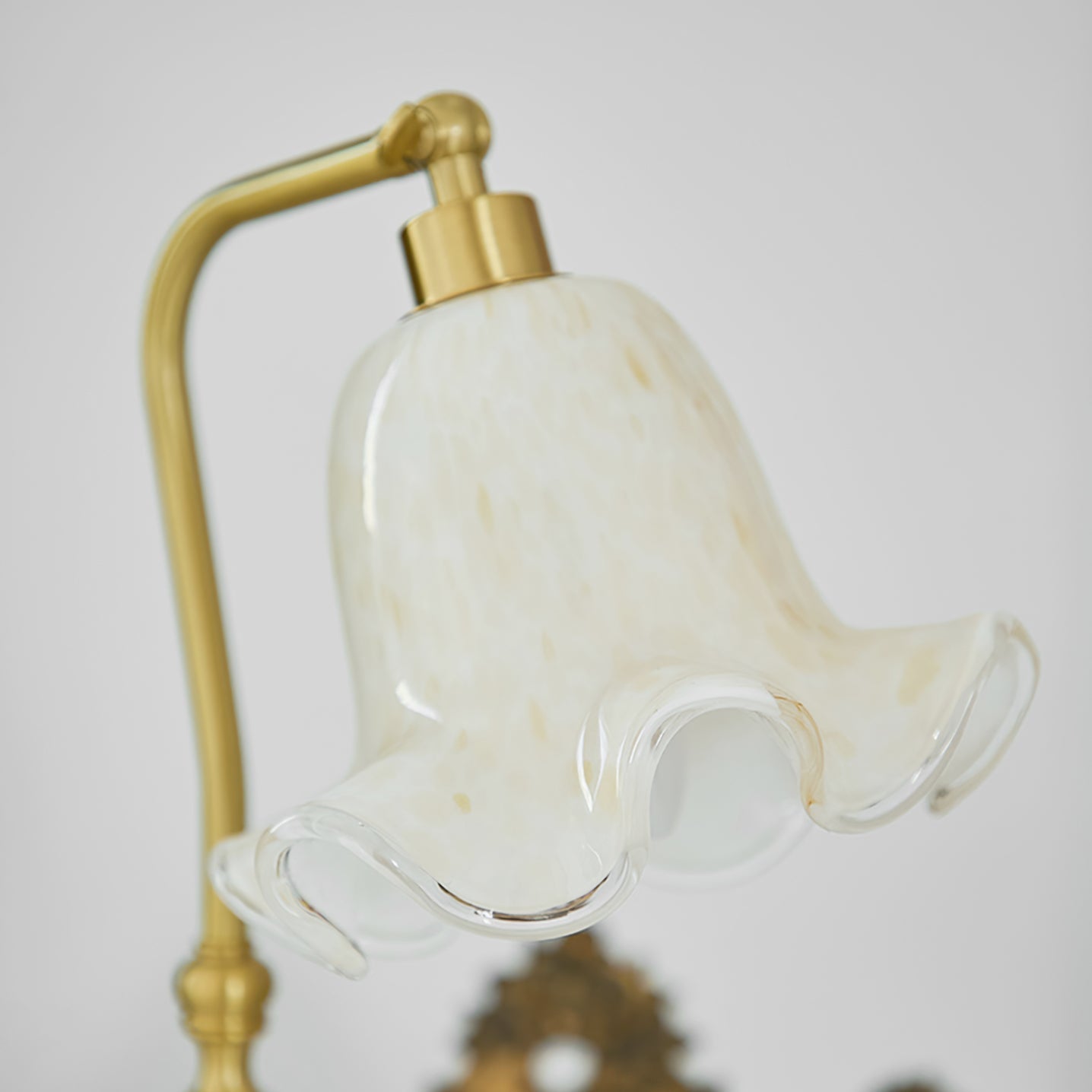 BrassFlora – Vintage bordlampe med blomsterformet skærm