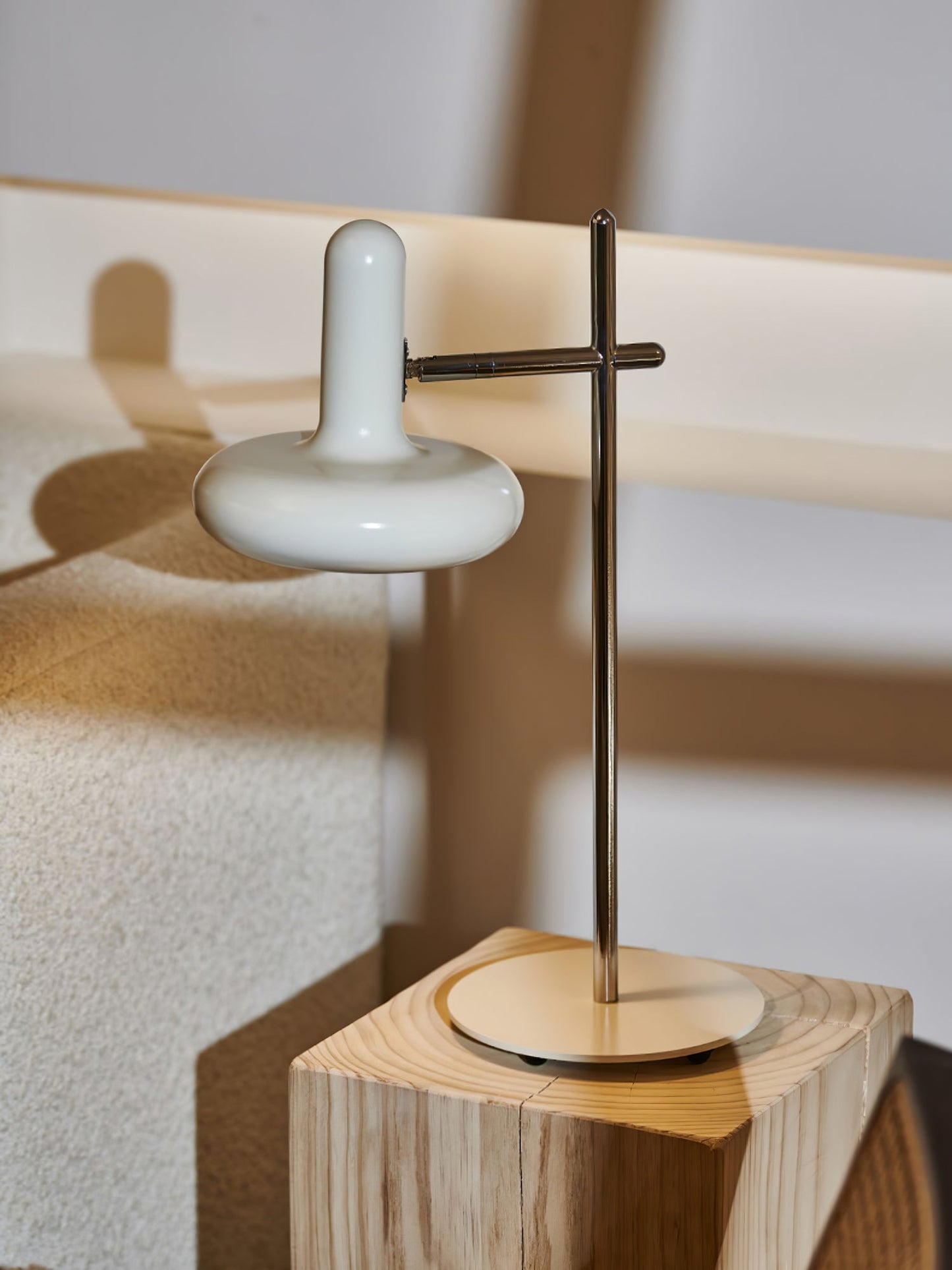 OptimaLuxe - Bordlampe med tidløst design og intim lysfordeling