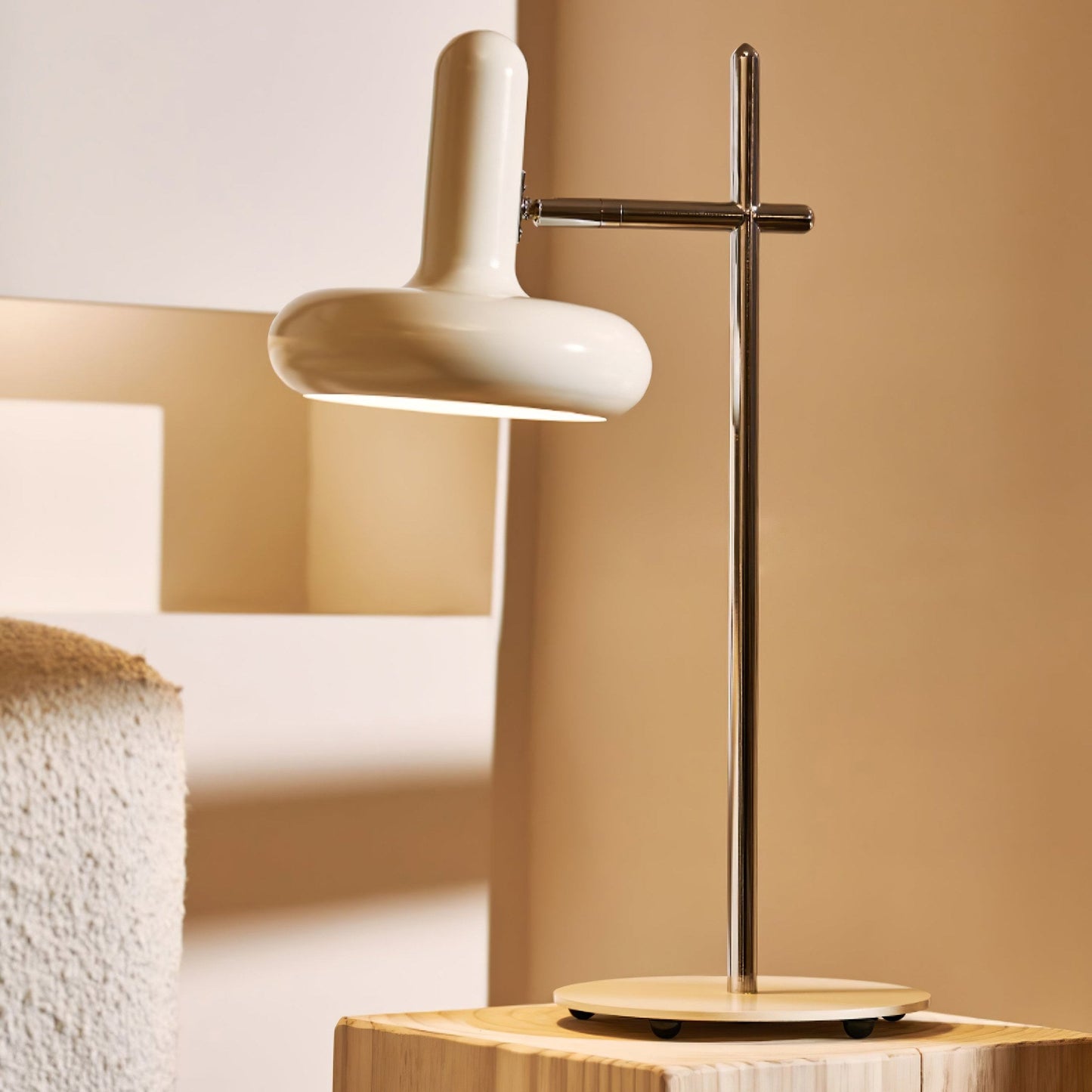 OptimaLuxe - Bordlampe med tidløst design og intim lysfordeling