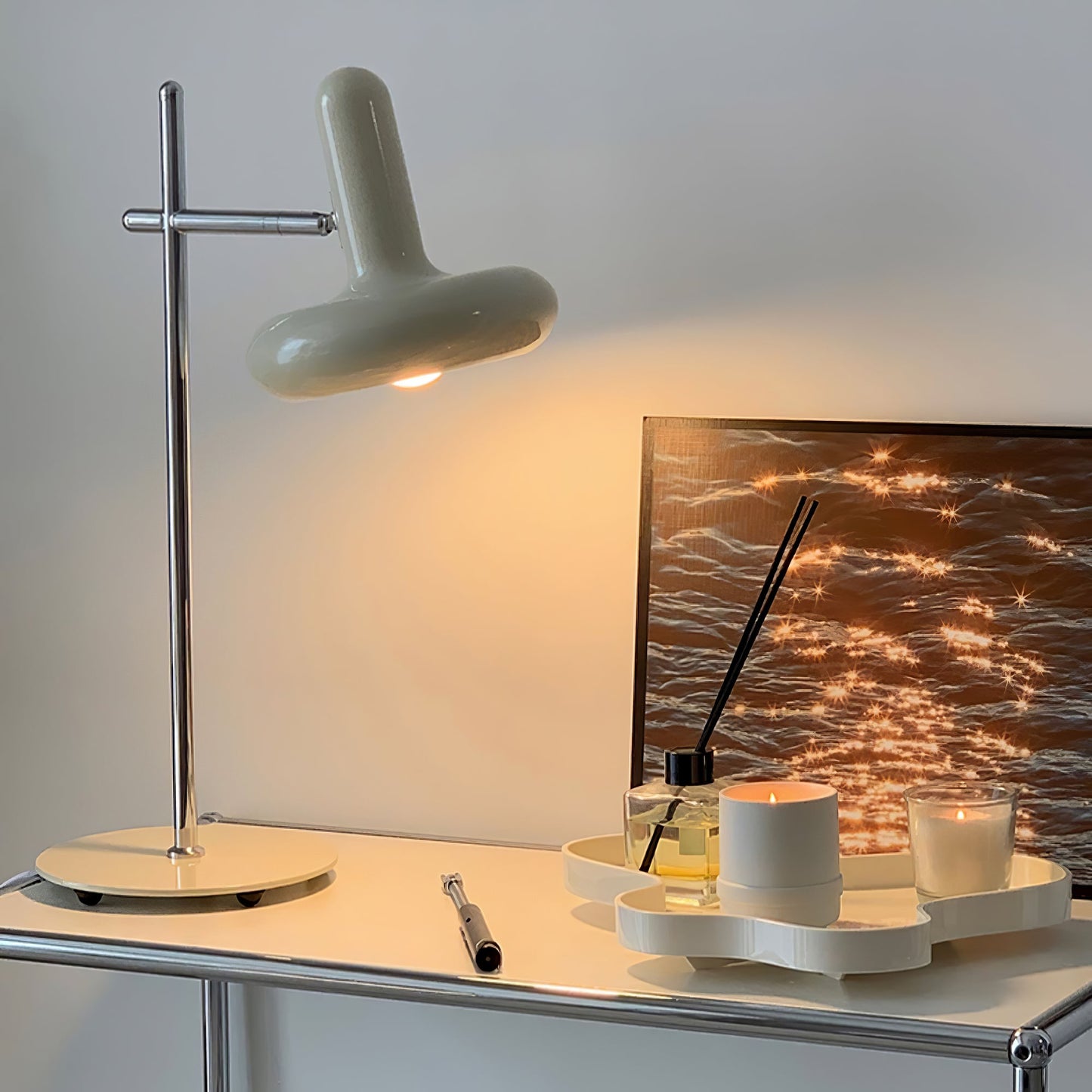 OptimaLuxe - Bordlampe med tidløst design og intim lysfordeling