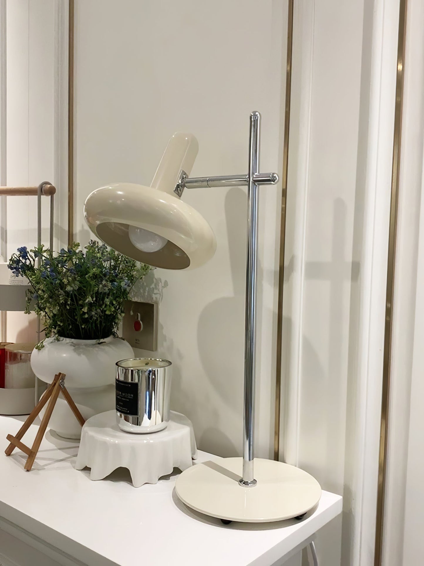 OptimaLuxe - Bordlampe med tidløst design og intim lysfordeling