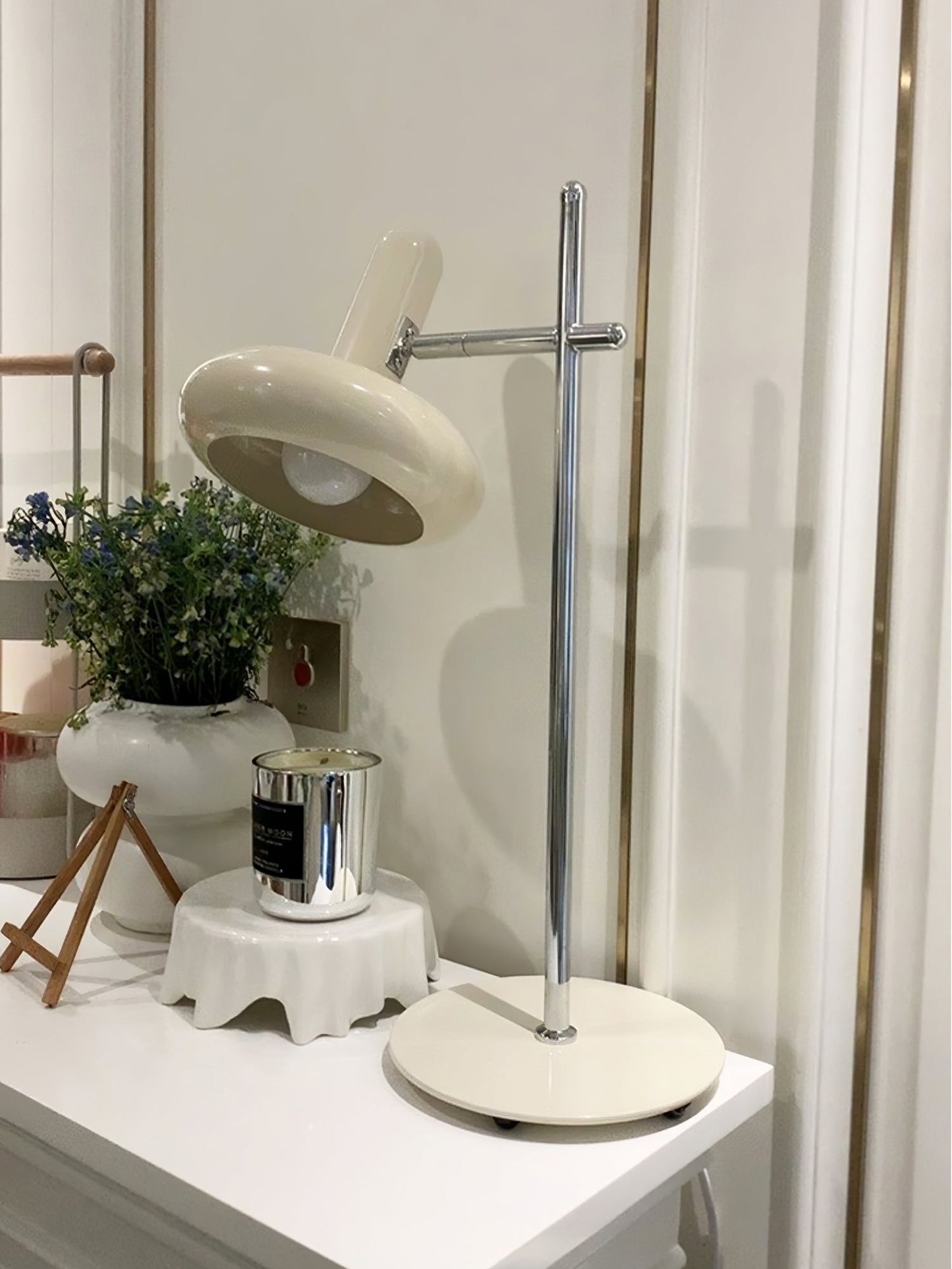OptimaLuxe - Bordlampe med tidløst design og intim lysfordeling