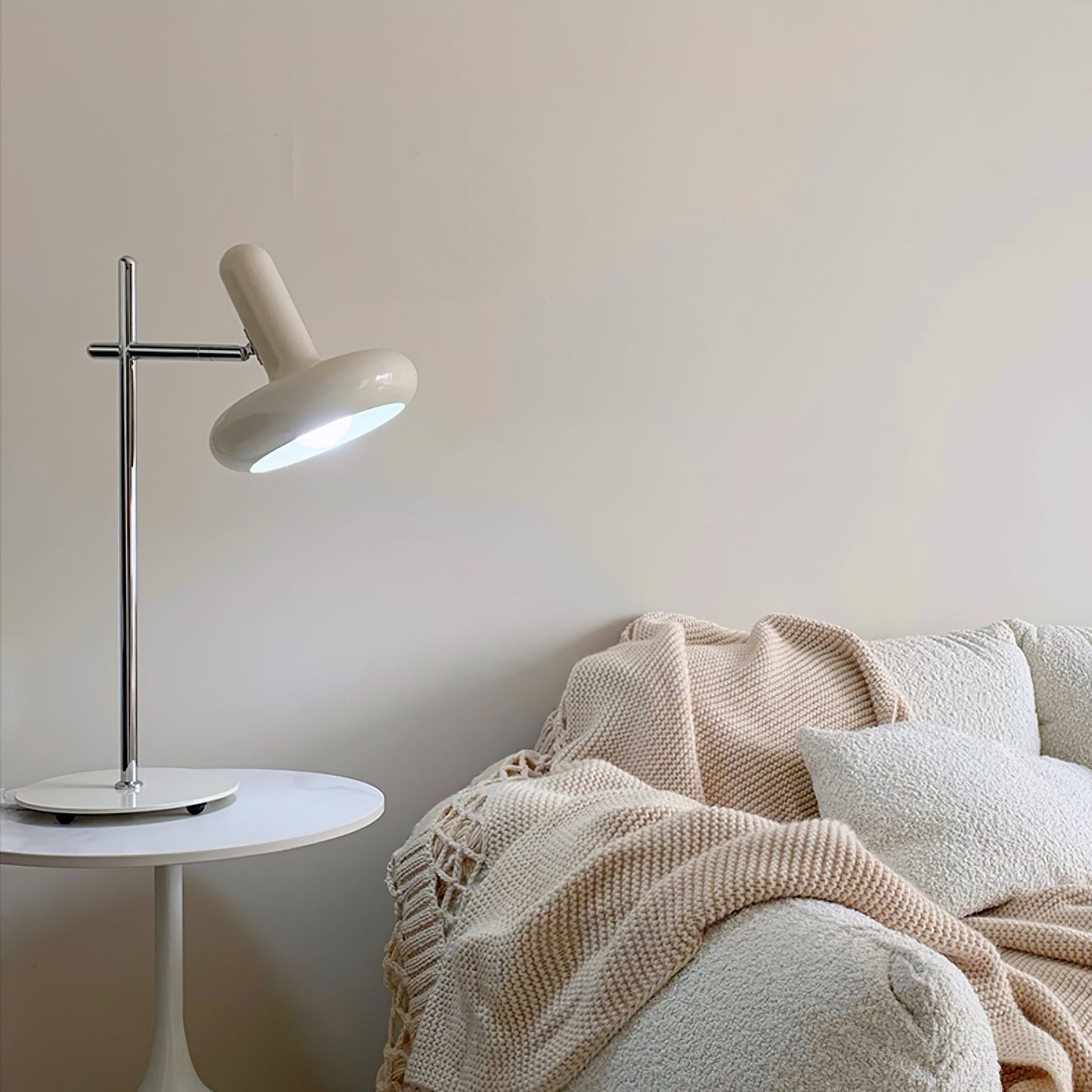 OptimaLuxe - Bordlampe med tidløst design og intim lysfordeling