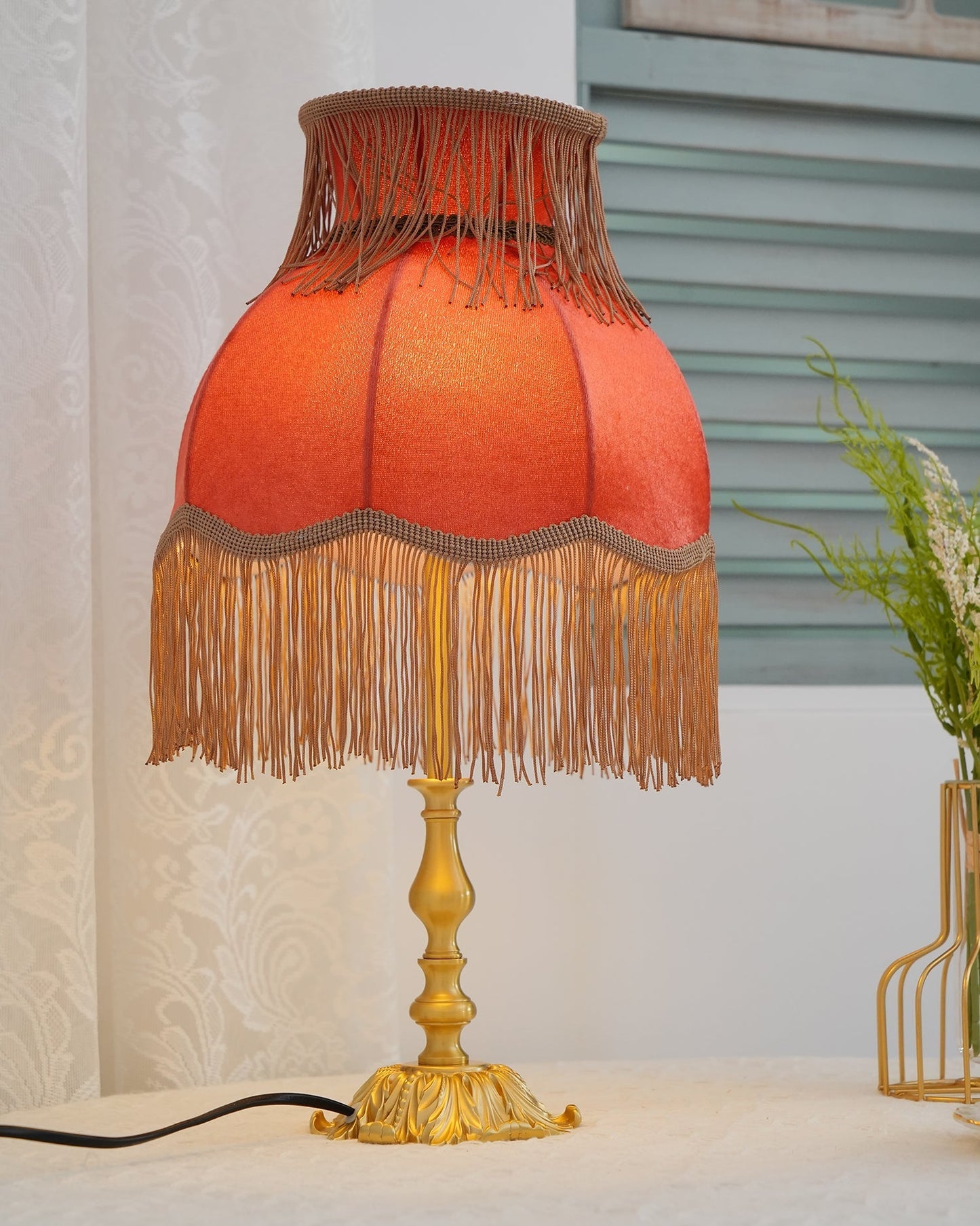 ChicTassel - Moderne bordlampe i messing til en varm atmosfære