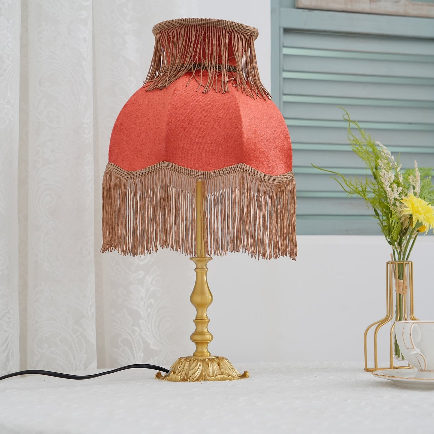 ChicTassel - Moderne bordlampe i messing til en varm atmosfære
