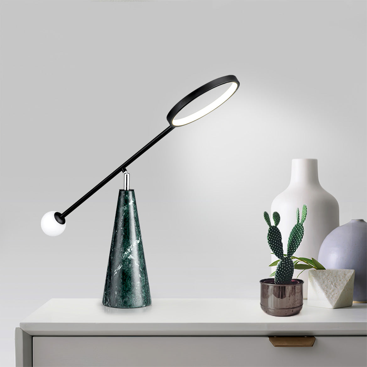 OrbitGlow – Moderne bordlampe med geometrisk design