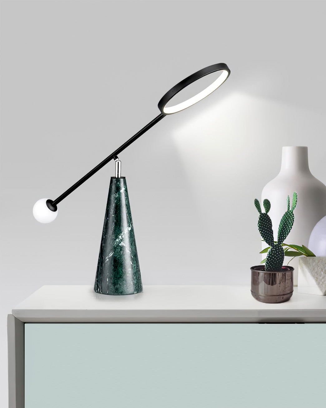 OrbitGlow – Moderne bordlampe med geometrisk design