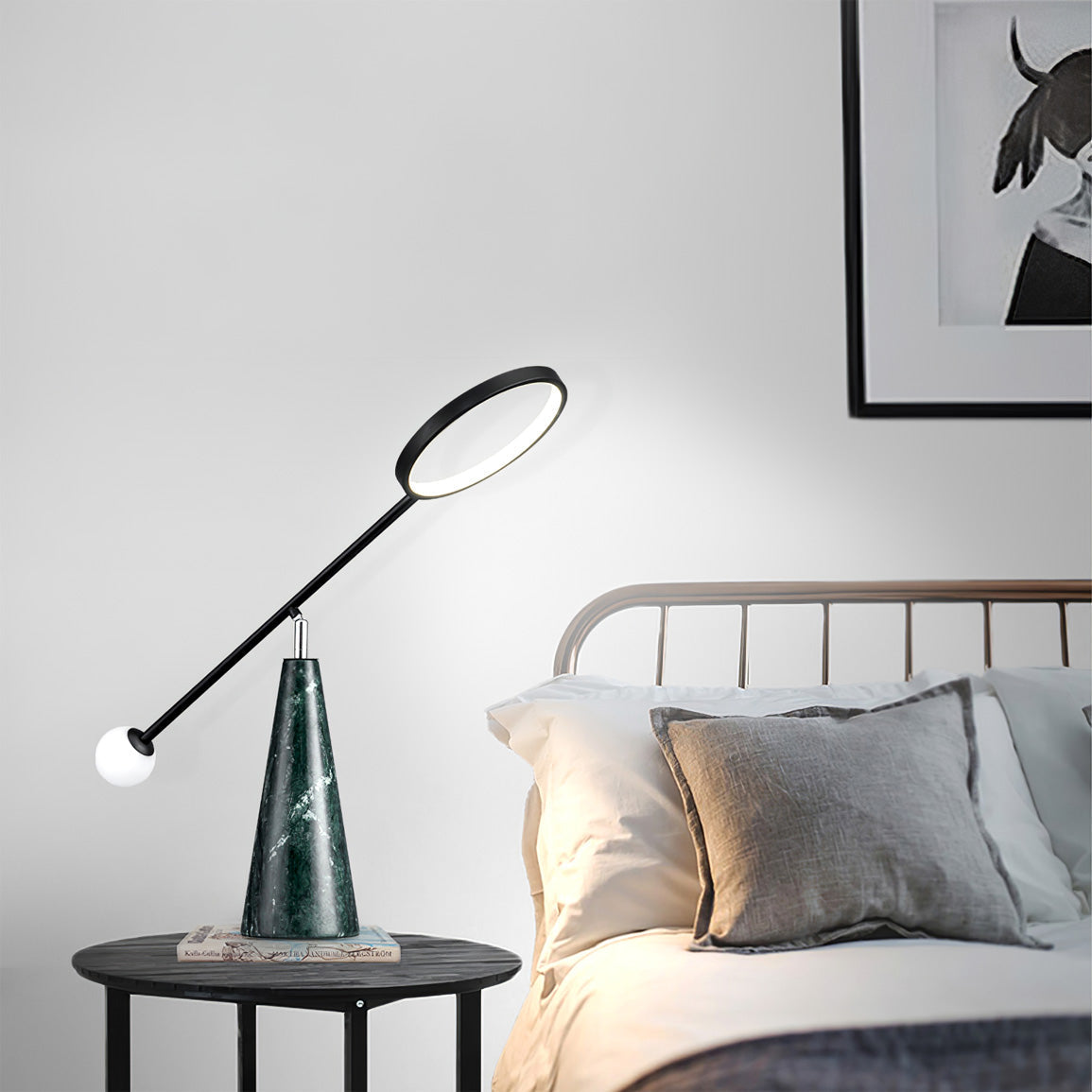OrbitGlow – Moderne bordlampe med geometrisk design