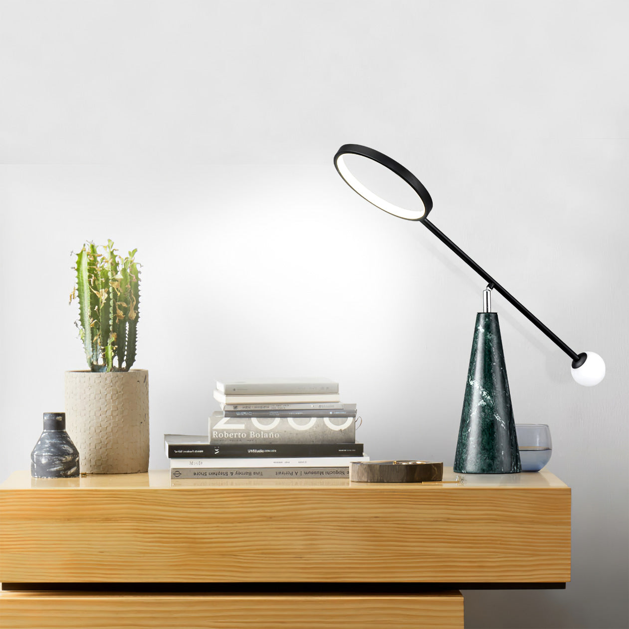 OrbitGlow – Moderne bordlampe med geometrisk design