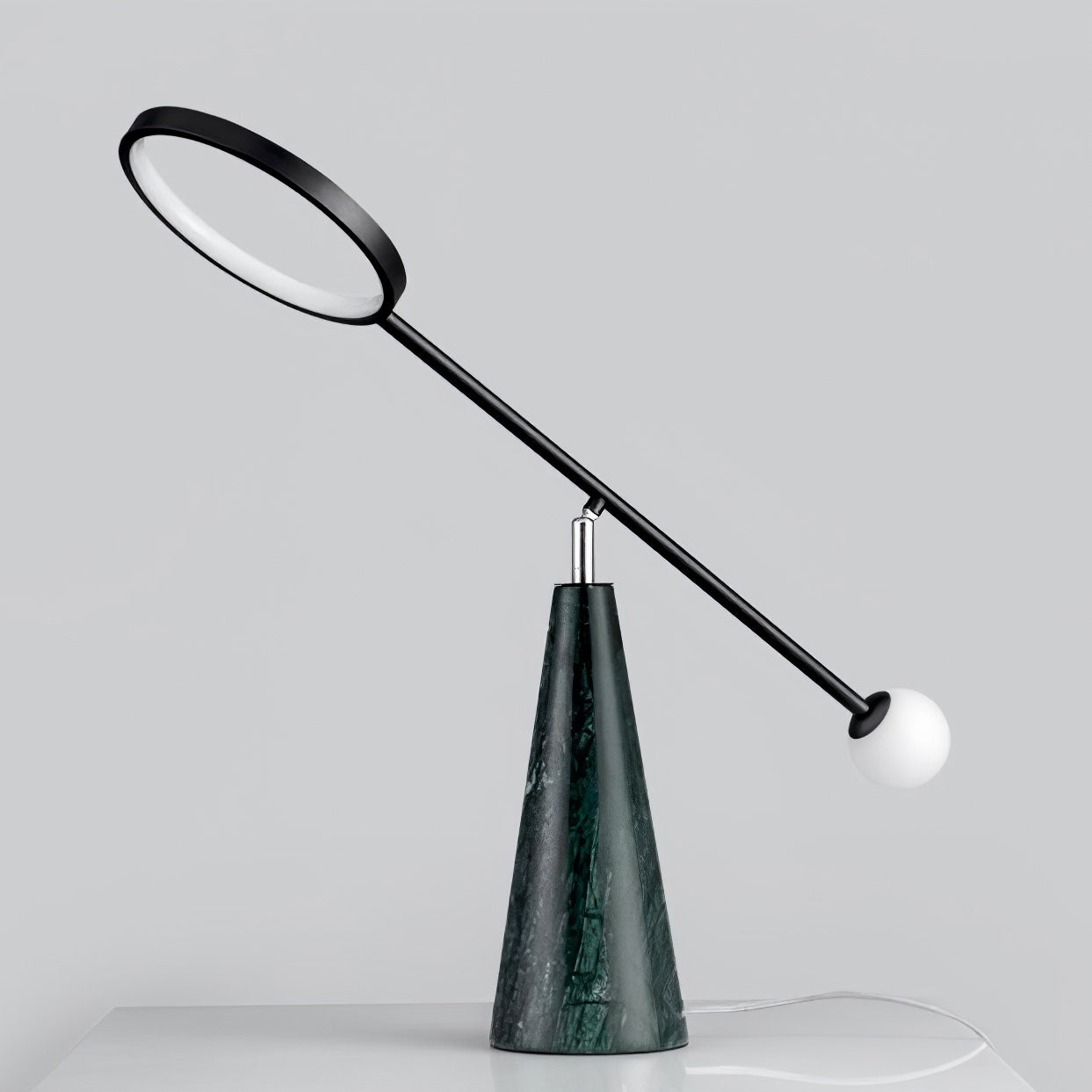 OrbitGlow – Moderne bordlampe med geometrisk design