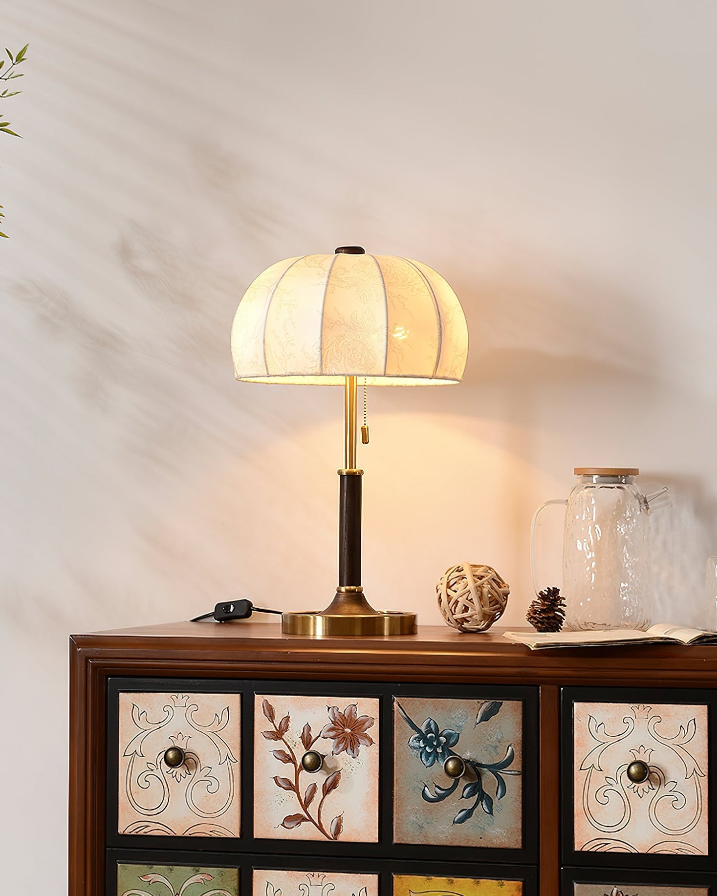 OrchidLite - Stilfuld Bordlampe med Moderne Stoffront