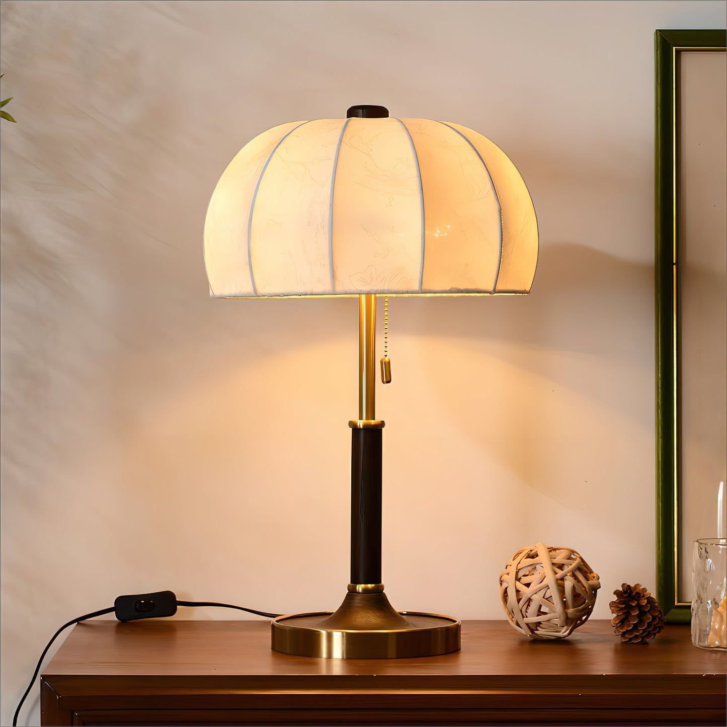 OrchidLite - Stilfuld Bordlampe med Moderne Stoffront