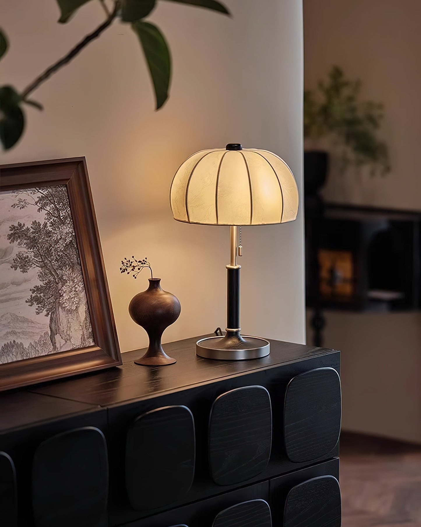 OrchidLite - Stilfuld Bordlampe med Moderne Stoffront