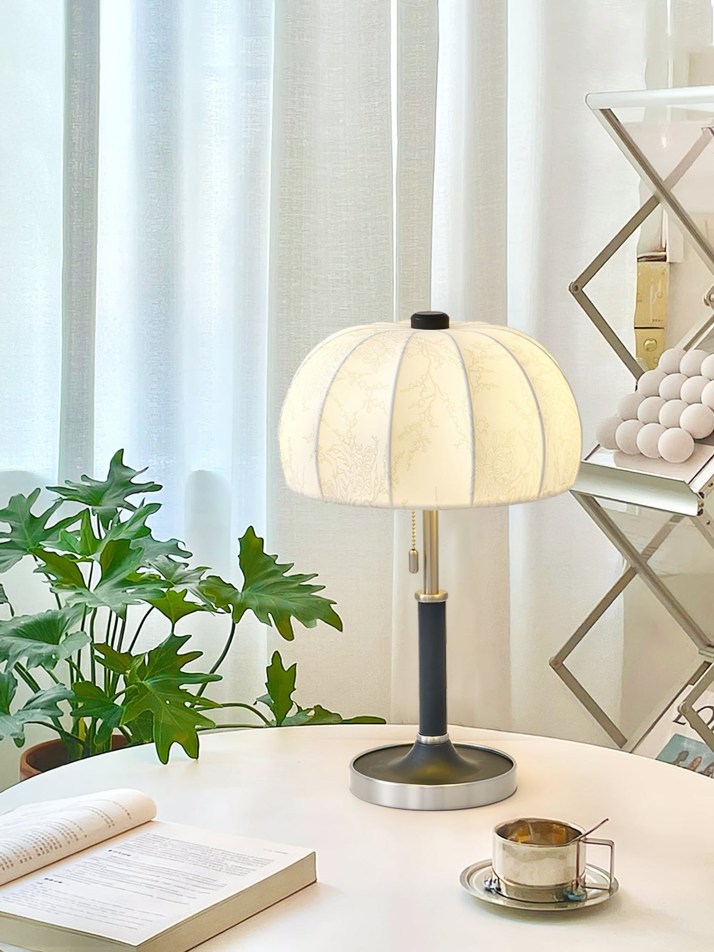 OrchidLite - Stilfuld Bordlampe med Moderne Stoffront