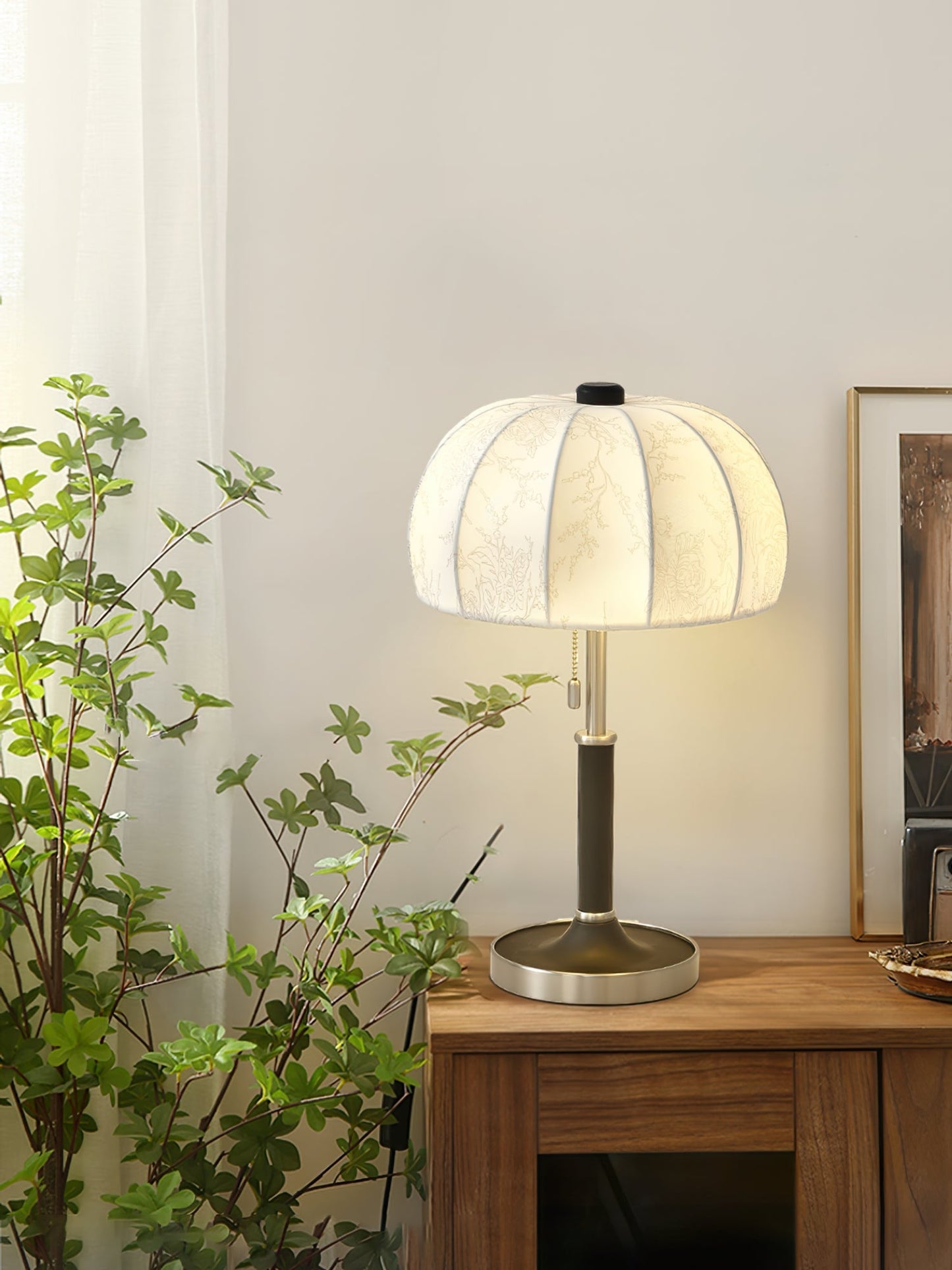 OrchidLite - Stilfuld Bordlampe med Moderne Stoffront
