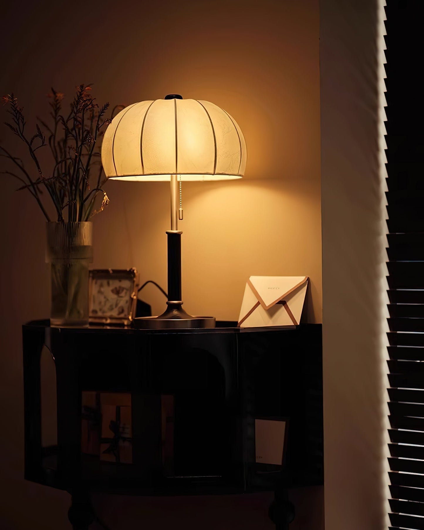 OrchidLite - Stilfuld Bordlampe med Moderne Stoffront