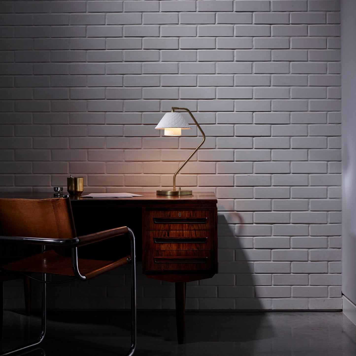 LuxeOxford - Dobbelt bordlampe med slankt design og subtil lysdiffusion