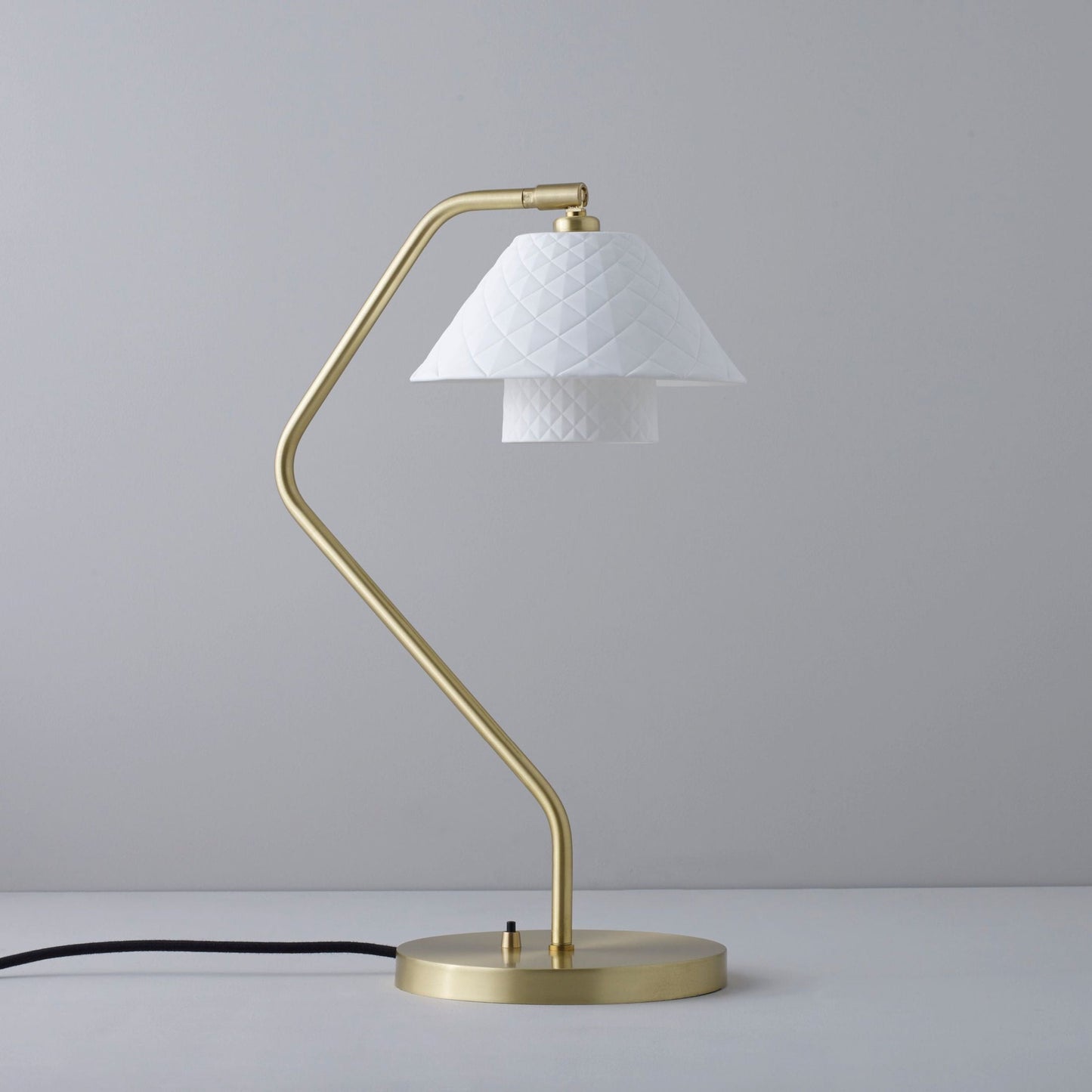 LuxeOxford - Dobbelt bordlampe med slankt design og subtil lysdiffusion