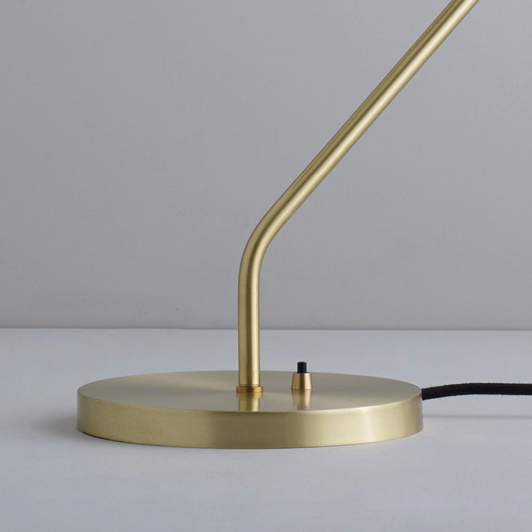 LuxeOxford - Dobbelt bordlampe med slankt design og subtil lysdiffusion