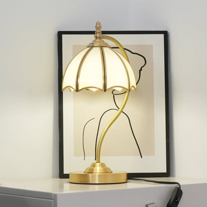 GlowBreeze – Bordlampe med paraplyform og messingramme