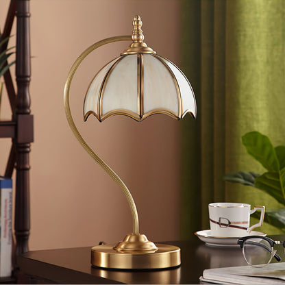 GlowBreeze – Bordlampe med paraplyform og messingramme