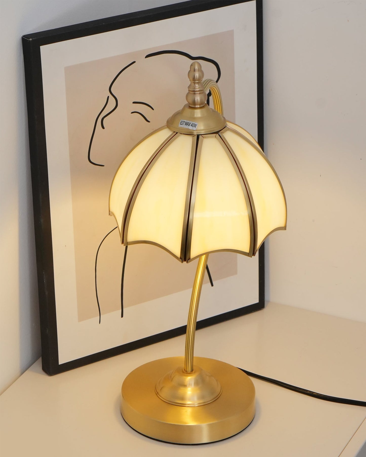 GlowBreeze – Bordlampe med paraplyform og messingramme