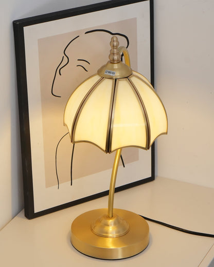 GlowBreeze – Bordlampe med paraplyform og messingramme