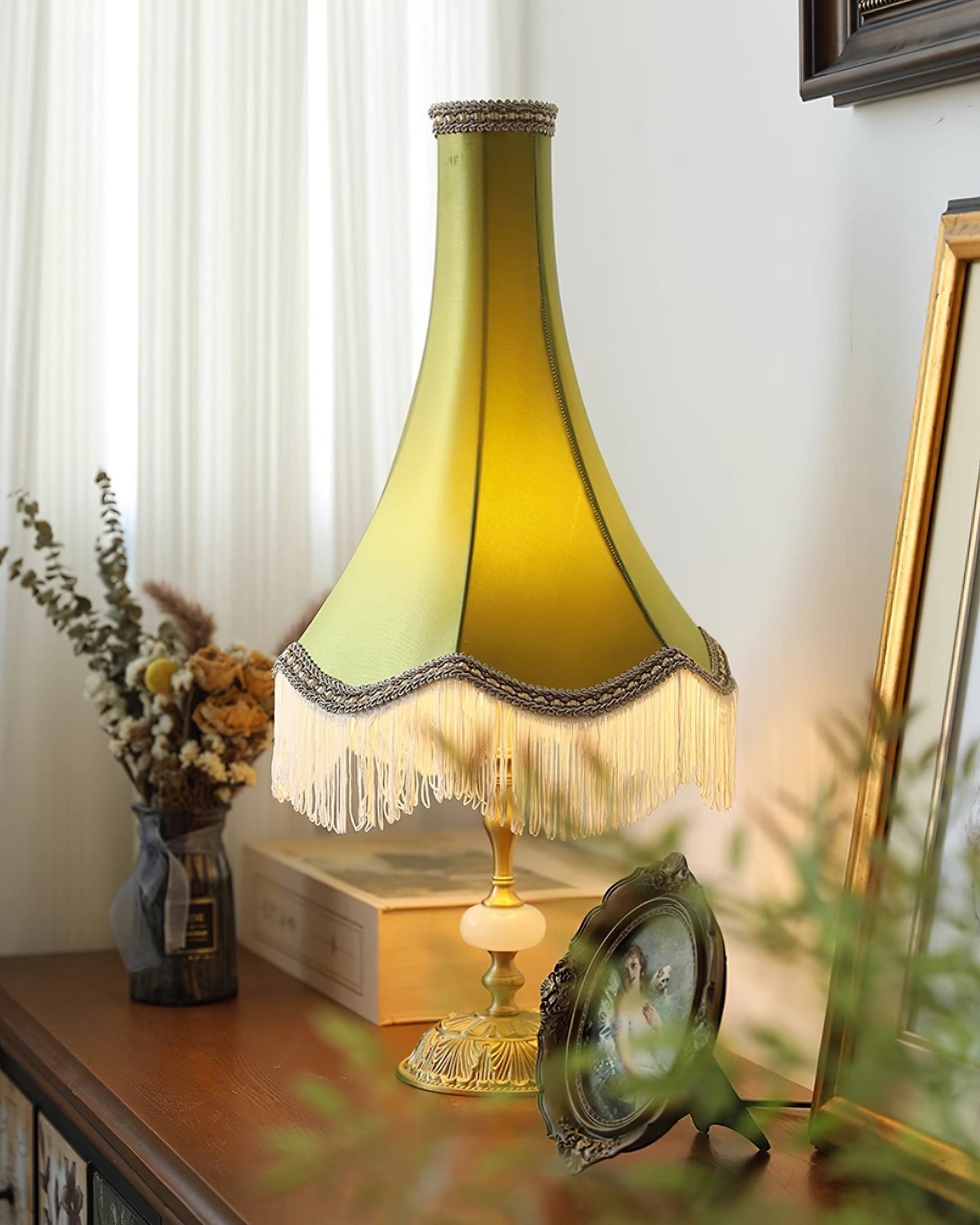 ElegantGlow – Bordlampe med marmorfod og kvastdetalje