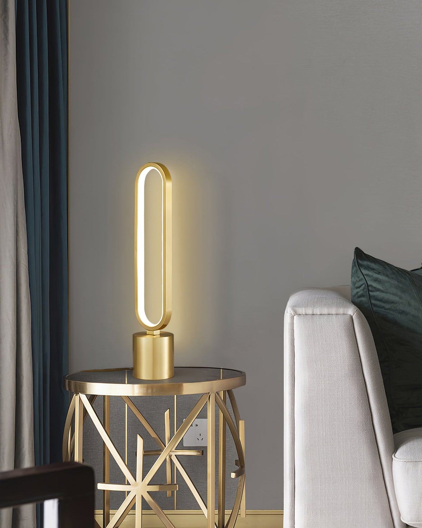 LuxePerigee - Bordlampe med subtil elegance og stemningsfuld belysning
