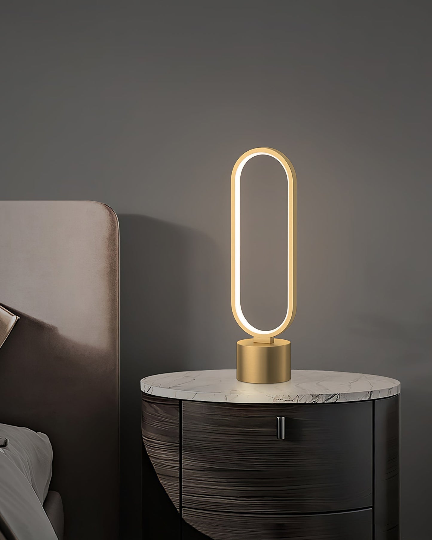 LuxePerigee - Bordlampe med subtil elegance og stemningsfuld belysning