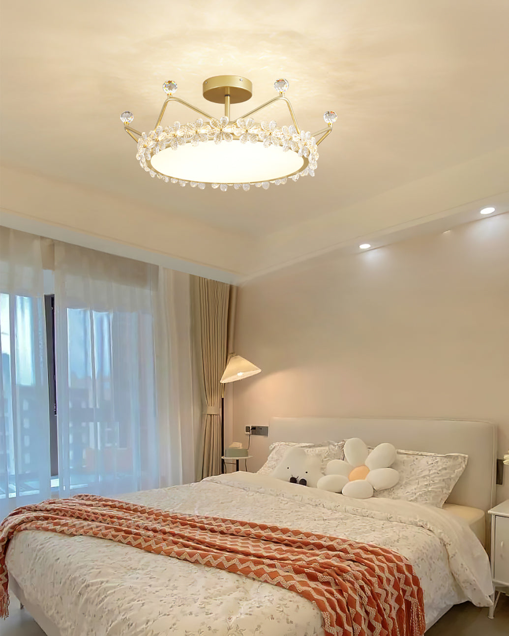 CrownLuxe - Deckenleuchte mit Kronenform und stimmungsvoller Beleuchtung