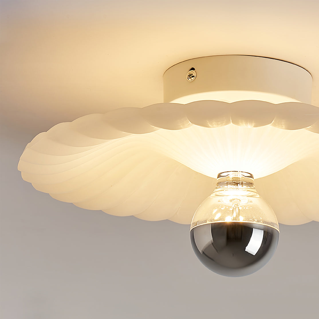 LuxePlissé - Deckenlampe mit detaillierten Falten und subtiler Beleuchtung