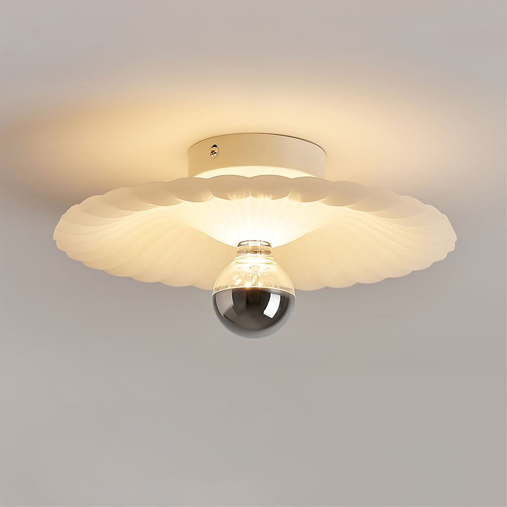 LuxePlissé - Deckenlampe mit detaillierten Falten und subtiler Beleuchtung