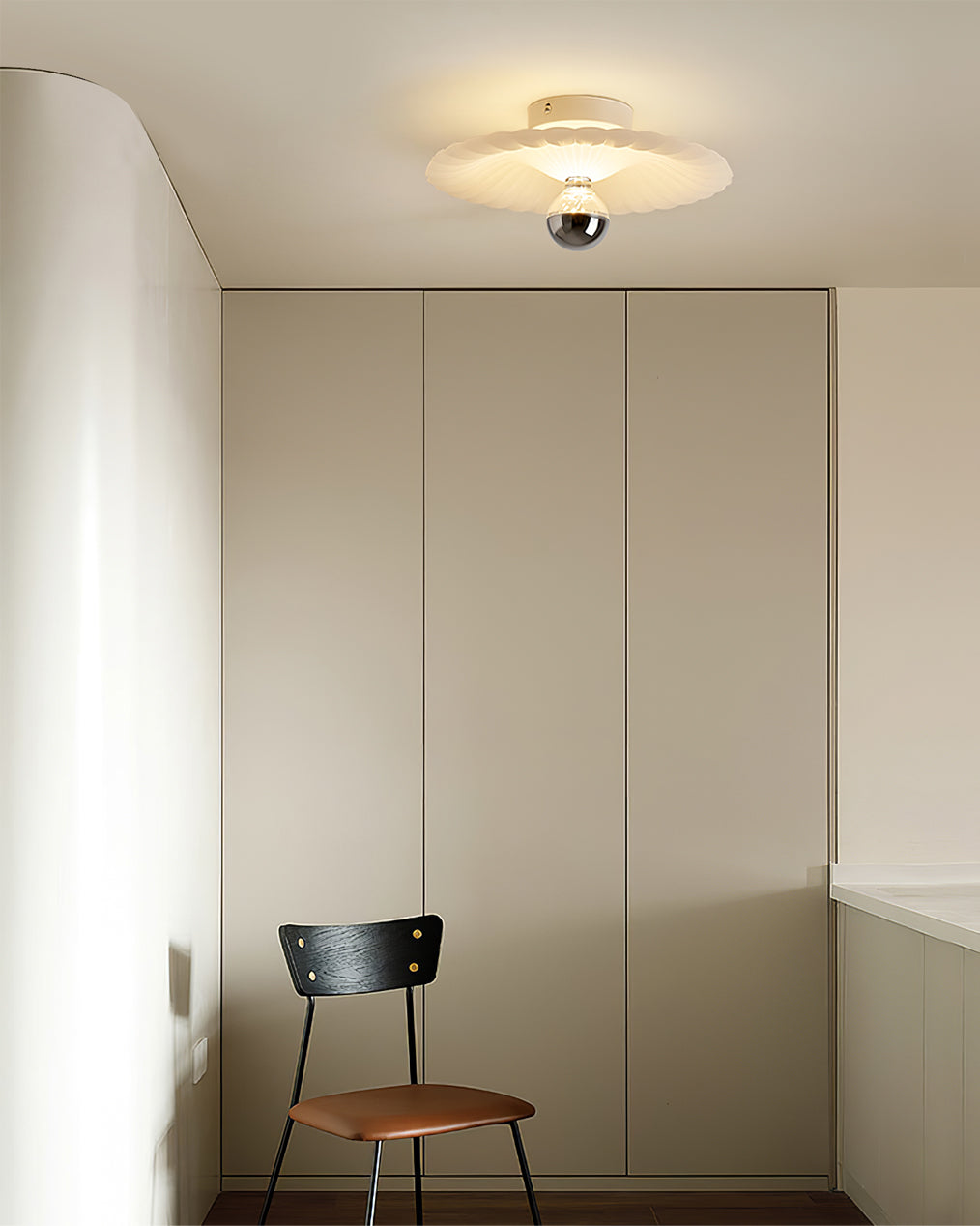 LuxePlissé - Deckenlampe mit detaillierten Falten und subtiler Beleuchtung