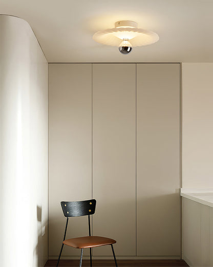 LuxePlissé - Deckenlampe mit detaillierten Falten und subtiler Beleuchtung