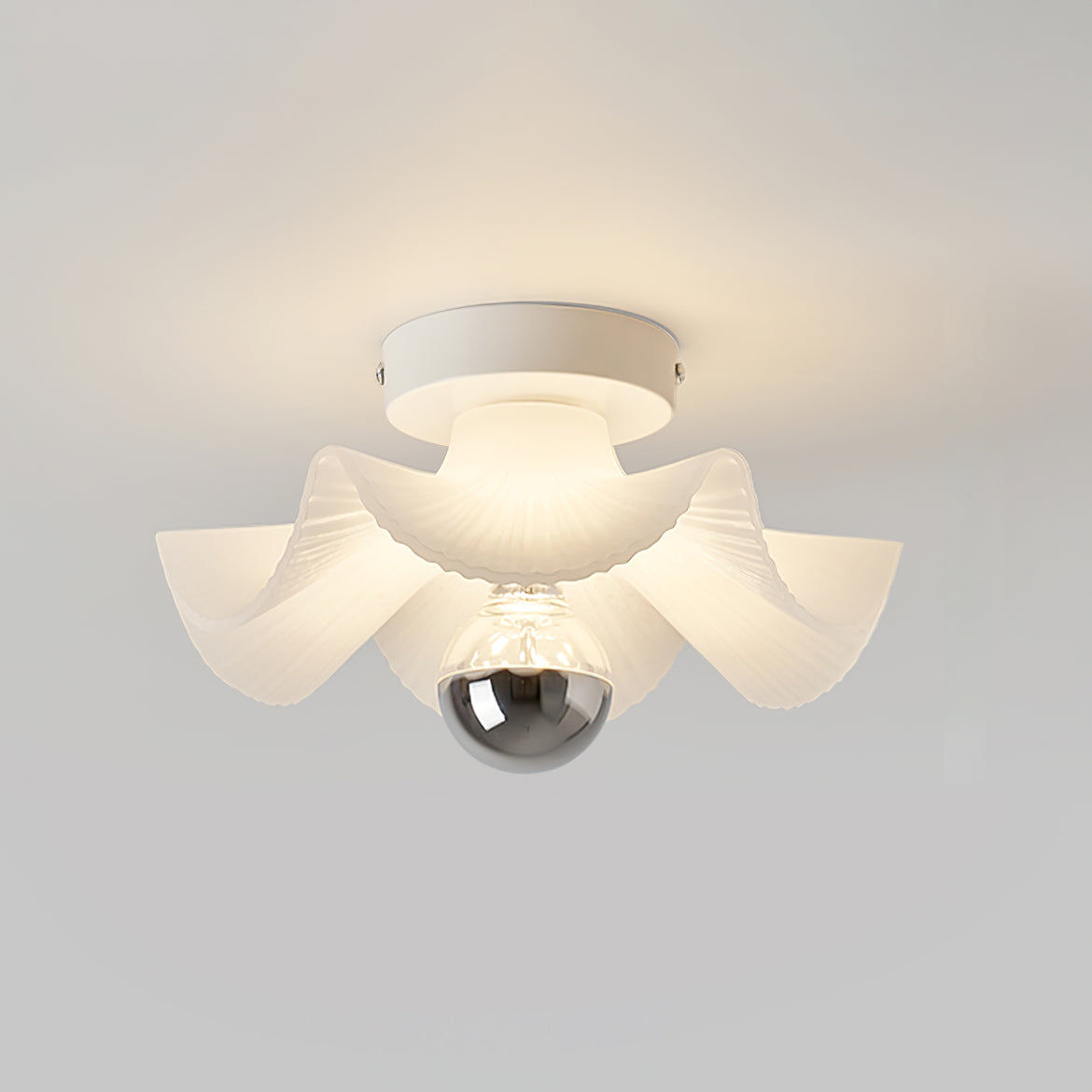 LuxePlissé - Deckenlampe mit detaillierten Falten und subtiler Beleuchtung
