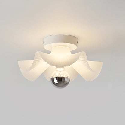 LuxePlissé - Deckenlampe mit detaillierten Falten und subtiler Beleuchtung