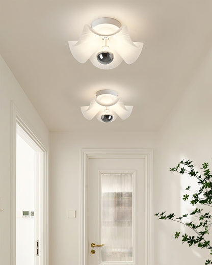 LuxePlissé - Deckenlampe mit detaillierten Falten und subtiler Beleuchtung