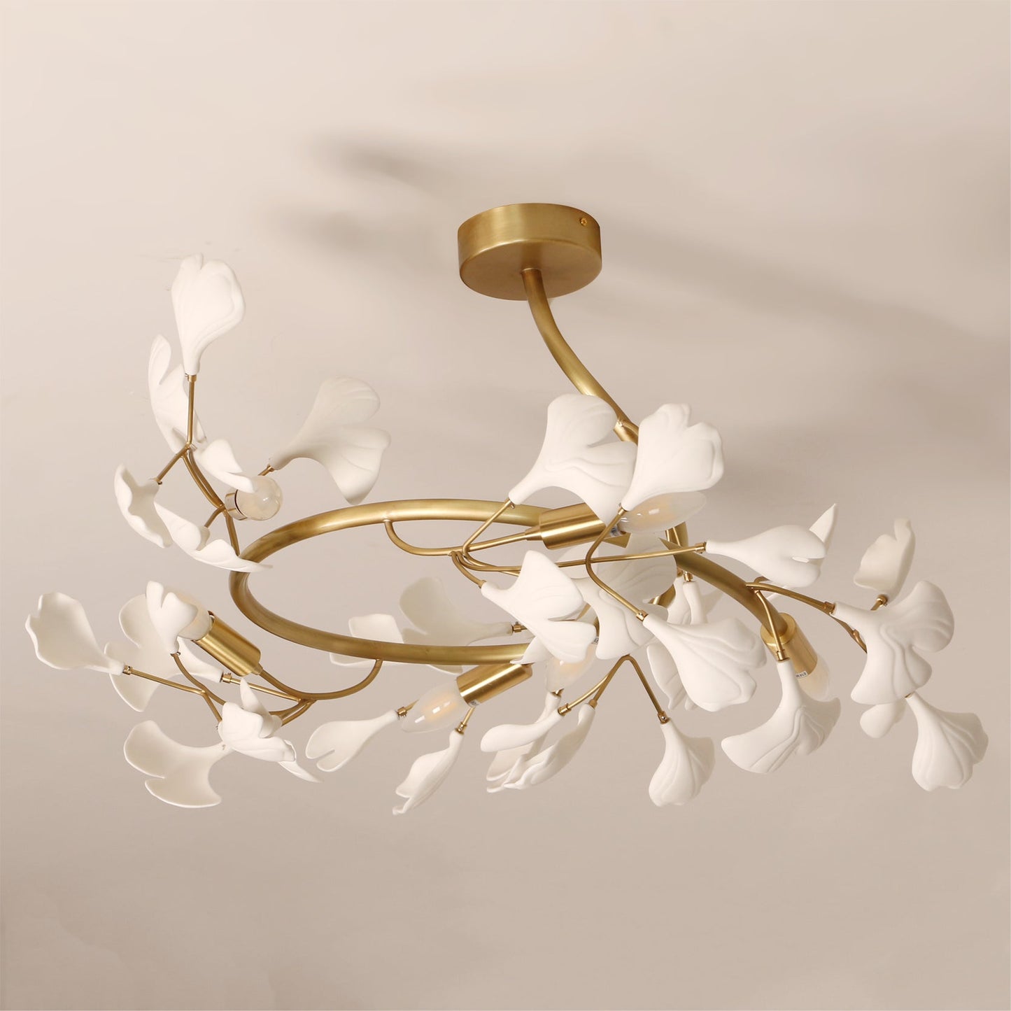 LuxeGingko - Deckenlampe mit Ginkgo-Design und subtiler Beleuchtung