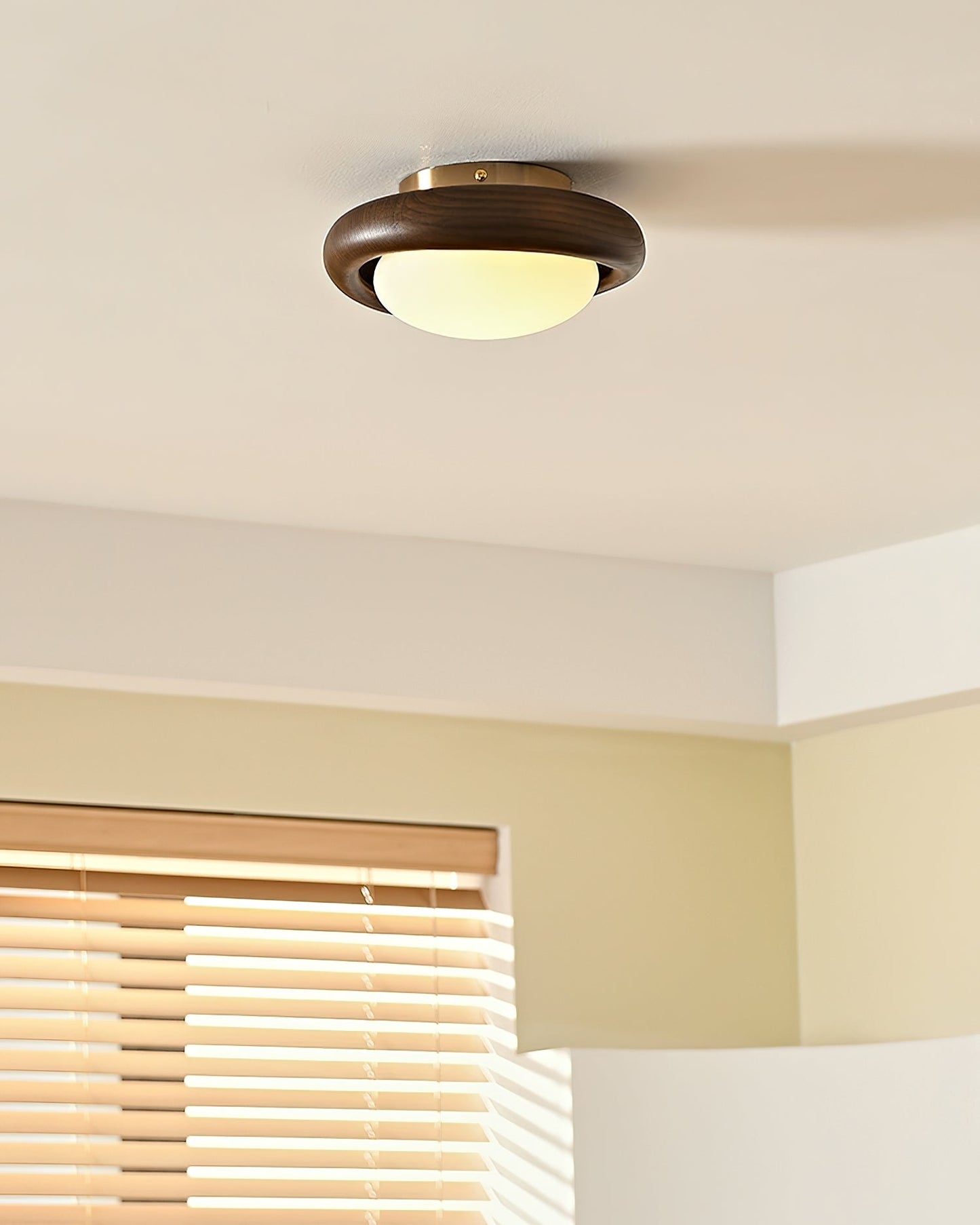 NoviGlow - Deckenlampe mit schlankem Design und atmosphärischem Leuchten