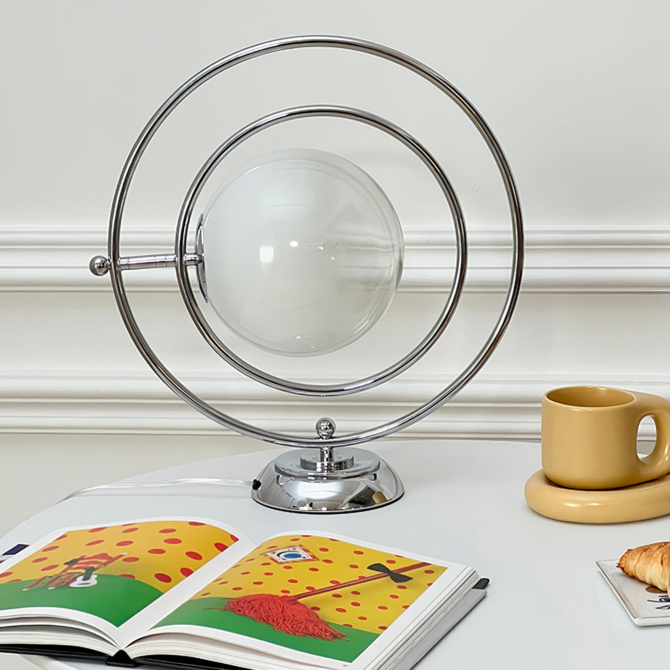 PlanetLuxe - Bordlampe med kosmisk design og subtil belysning