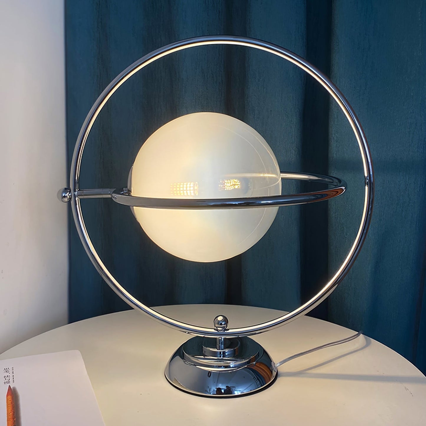PlanetLuxe - Bordlampe med kosmisk design og subtil belysning