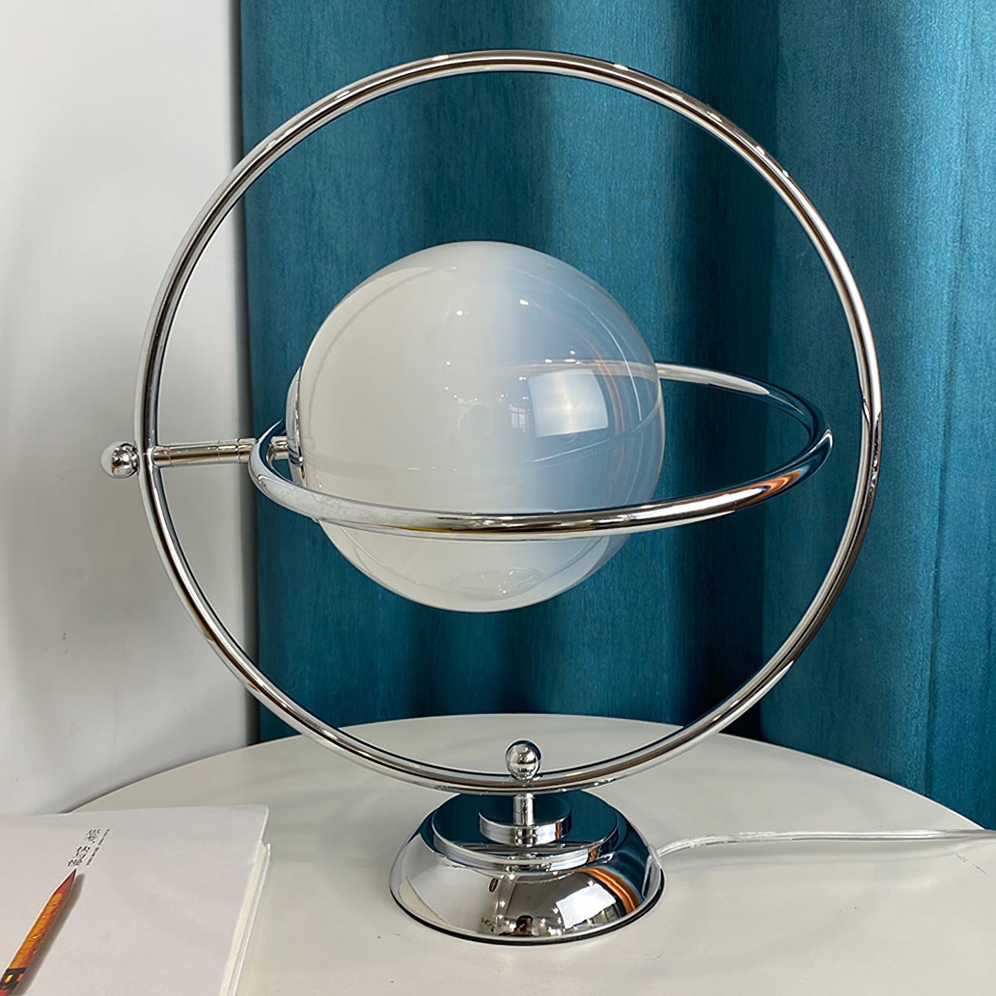 PlanetLuxe - Bordlampe med kosmisk design og subtil belysning