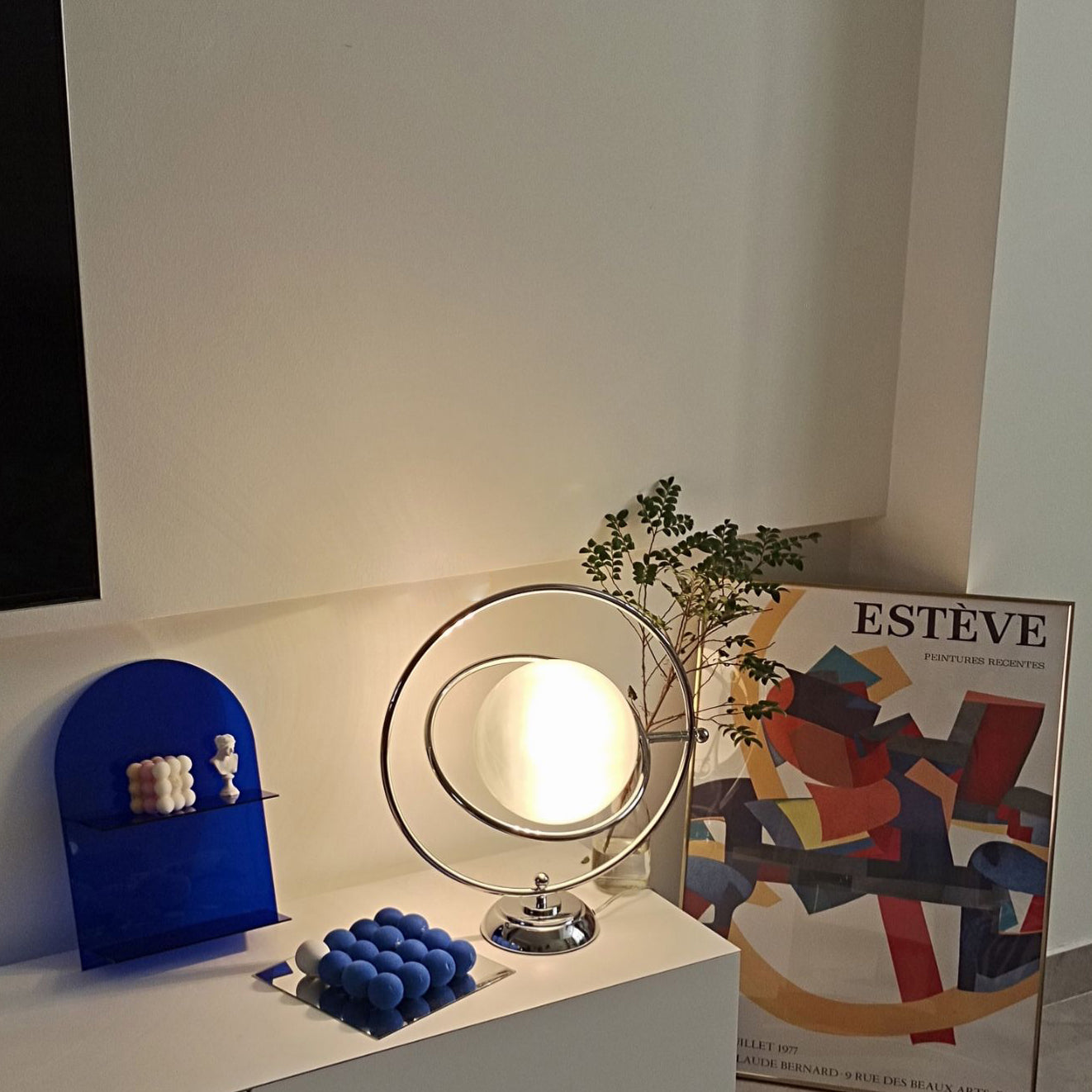 PlanetLuxe - Bordlampe med kosmisk design og subtil belysning