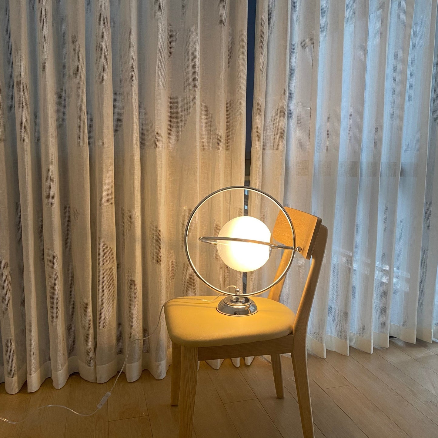 PlanetLuxe - Bordlampe med kosmisk design og subtil belysning
